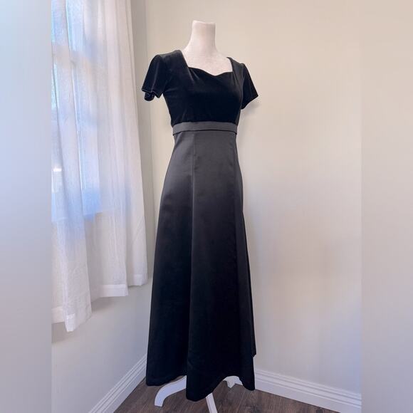 Cousin’s Concert Attire Black Empire Waist Short Sleeve Maxi Dress - Picture 4 of 8